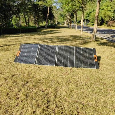 Une centrale photovoltaïque portable en plein air avec panneau solaire