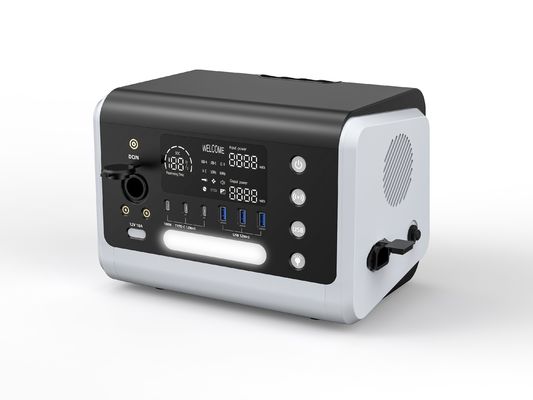 Une centrale solaire portable de 600 watts et une charge sans fil de 15 watts