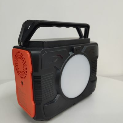 Lumière LED de 4 W et sortie CA à ondes modifiées dans un générateur solaire portable de 200 W