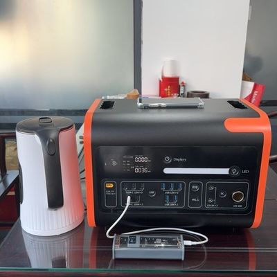 Station de stockage d'énergie portable extérieure de puissance maximale de 4400 W avec panneaux solaires pliables