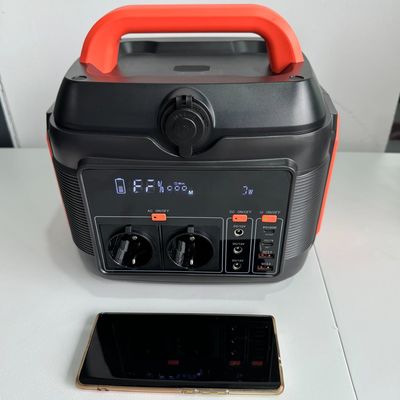 Générateur solaire d'urgence domestique orange de 600 W avec prise CA standard nationale