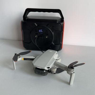 Station solaire portable à haute mobilité avec 4W de lumière LED et 200W de sortie