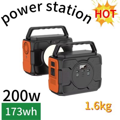Une centrale électrique portable en extérieur avec une capacité de 200 W / 173 Wh et une puissance de sortie CA