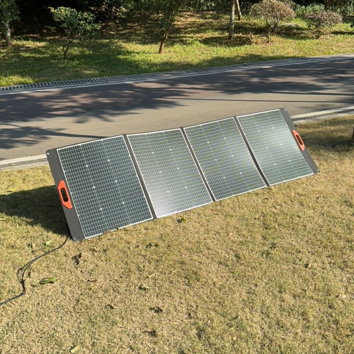 Les panneaux solaires pliables chargent les téléphones mobiles avec une efficacité de conversion de 22,8% en déplacement