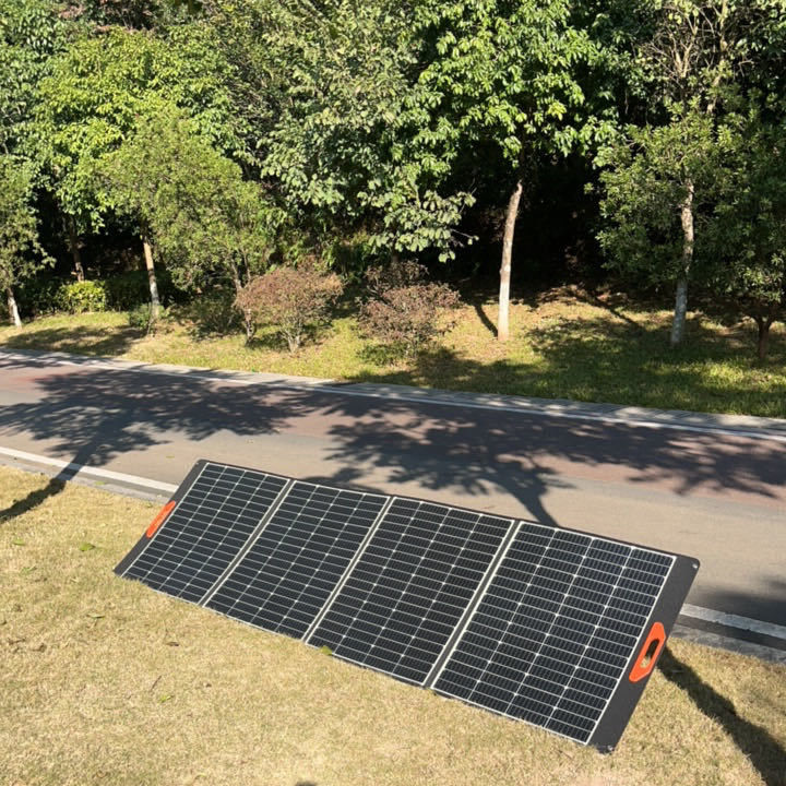 22Efficacité de conversion de 0,8% et panneaux solaires pliables de 200 W pour des excursions en plein air