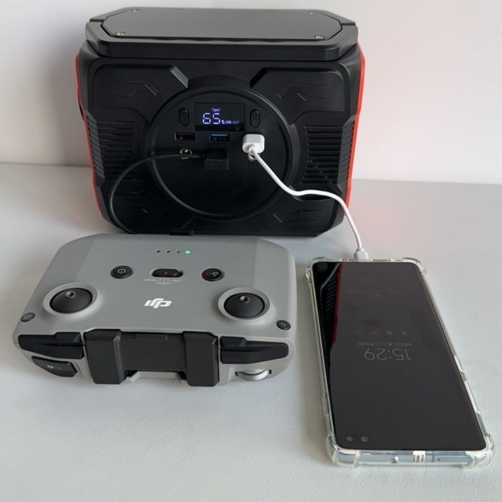 Station électrique portable à sortie AC à ondes modifiées de 200 W avec lumière LED et sortie QC3.0
