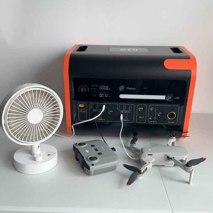 Station électrique extérieure portable silencieuse avec charge rapide de 1500 W et charge sans fil de 15 W