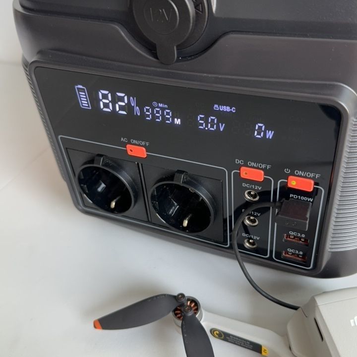 600W Voyage Portable Lithium stockage d'énergie alimentation avec charge de panneau solaire 60W
