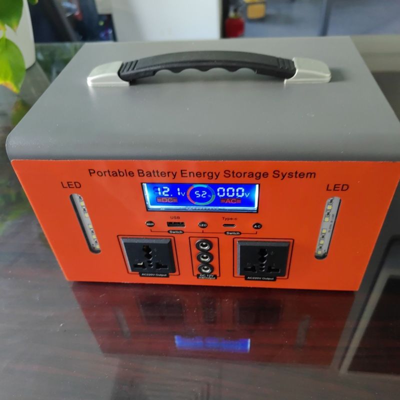 Station de recharge d'appareils mobiles solaires hors réseau de 300 W avec onde de correction de sortie 12 V CC